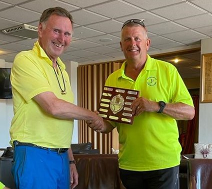 Simo receiving the trophyfrom Tim H.